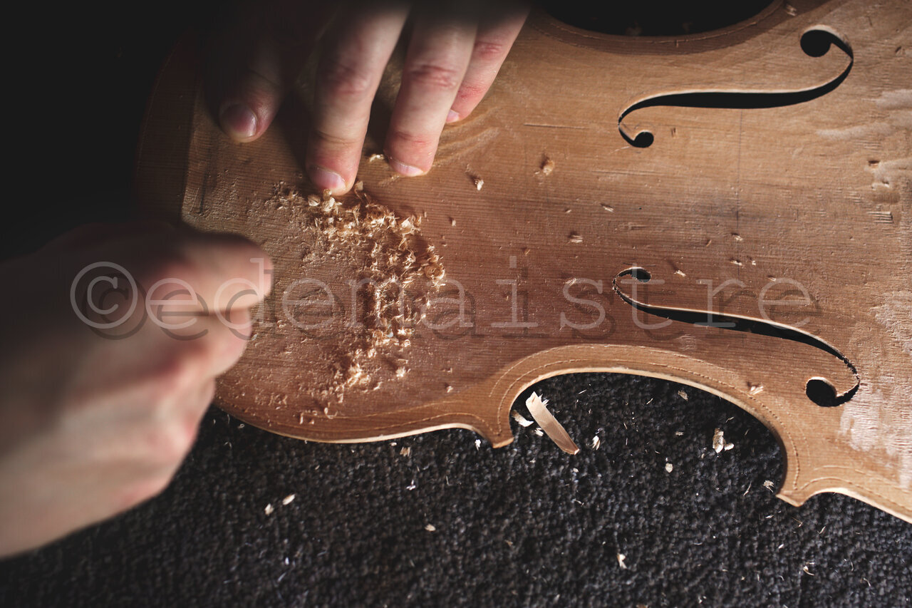 Luthier restaurateur d'instruments à cordes frottées