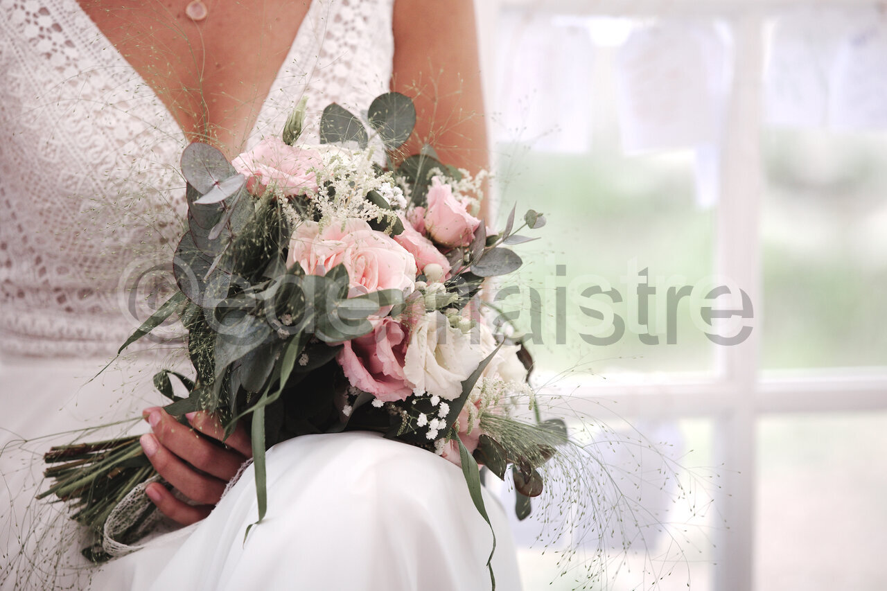 bouquet sur les genoux de la mariée