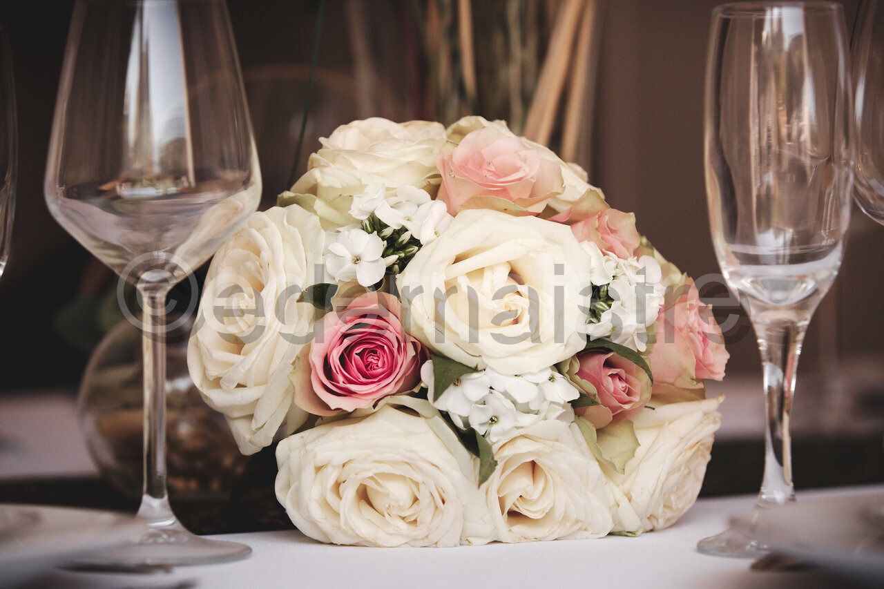 bouquet de la mariée entre 2 verres