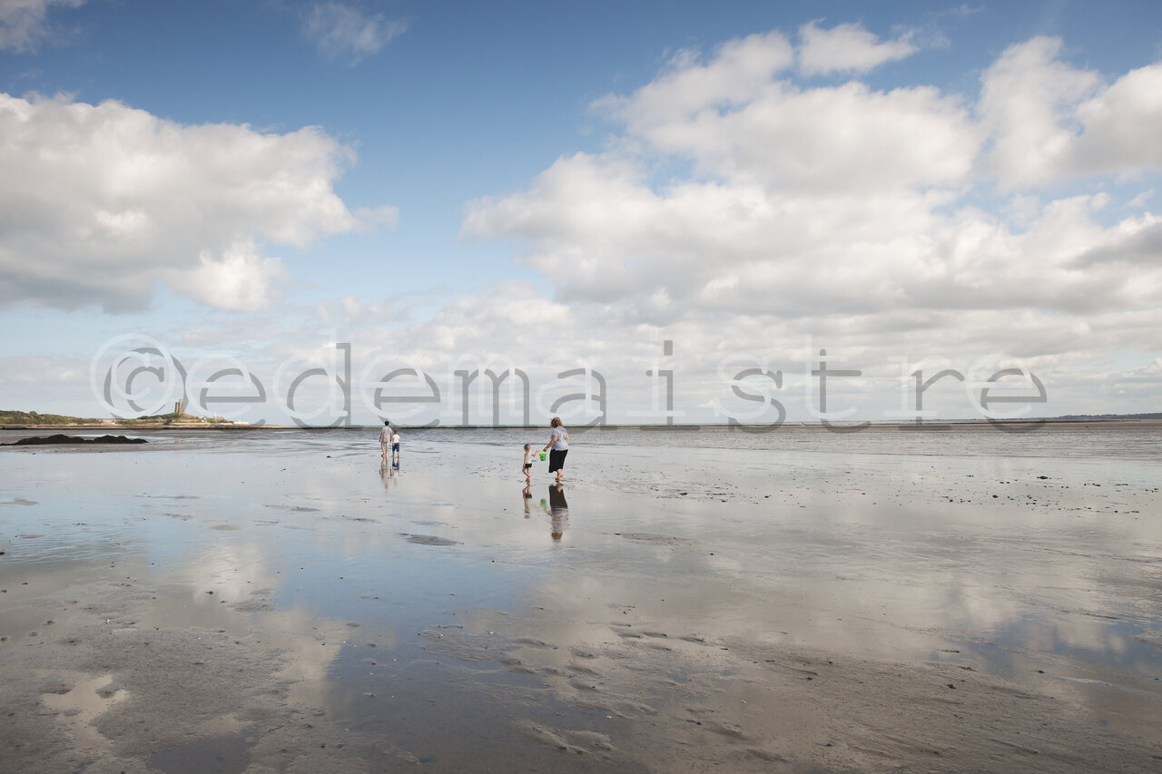 famille sur la plage et reflets