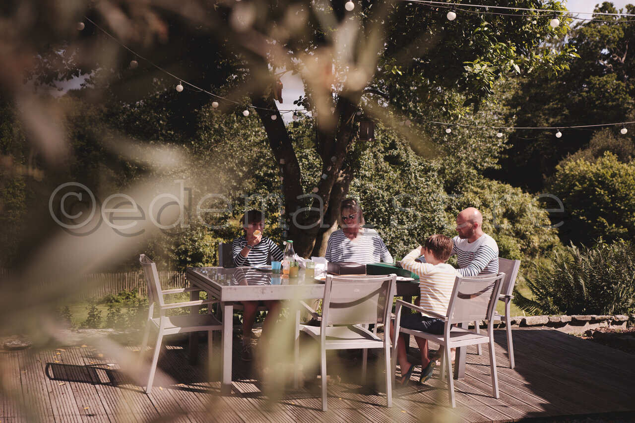 repas en famille sur la terasse